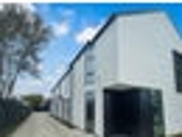Townhouse for sale in Chaslands, Canterbury