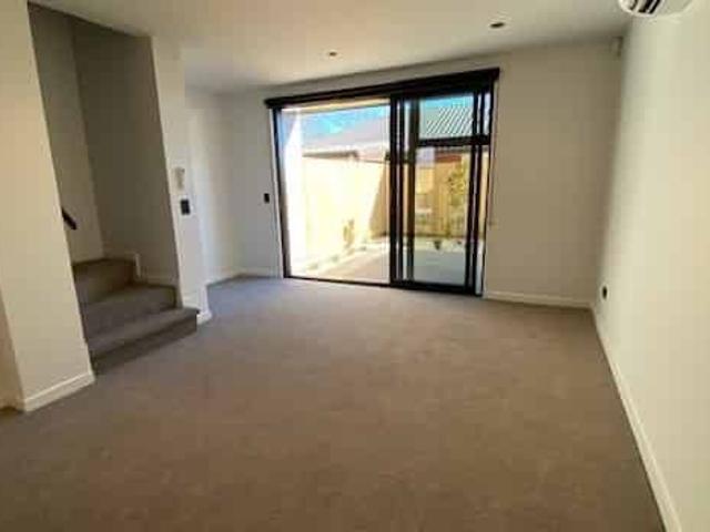 Townhouse for rent in Chaslands, Canterbury
