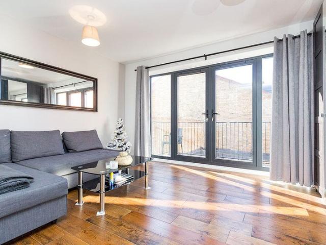 Apartment for rent in Queen's Park, Greater London