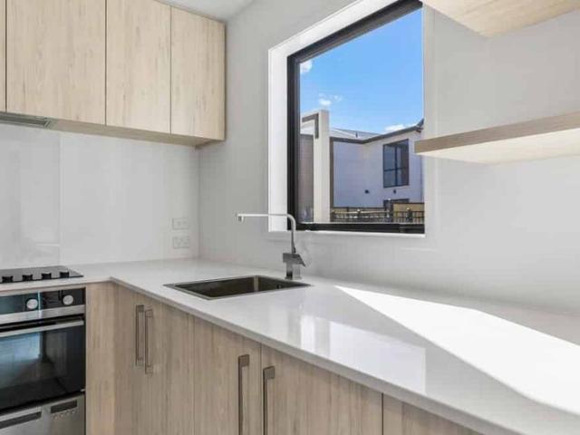 Townhouse for rent in Massey, Henderson-Massey