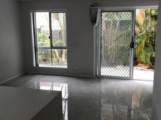 Townhouse for rent in Labrador, Gold Coast City