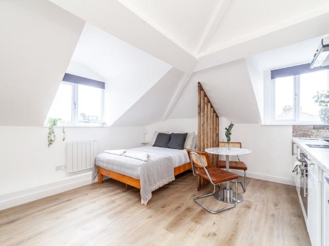 Studio for rent in Brownswood Park, Stoke Newington