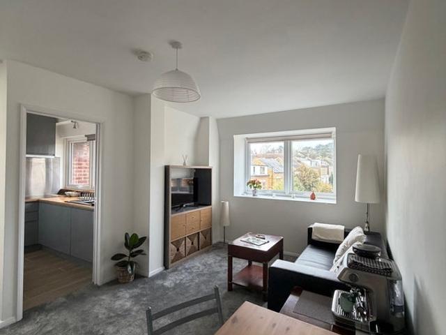 Studio for rent in London Borough of Merton, Raynes Park