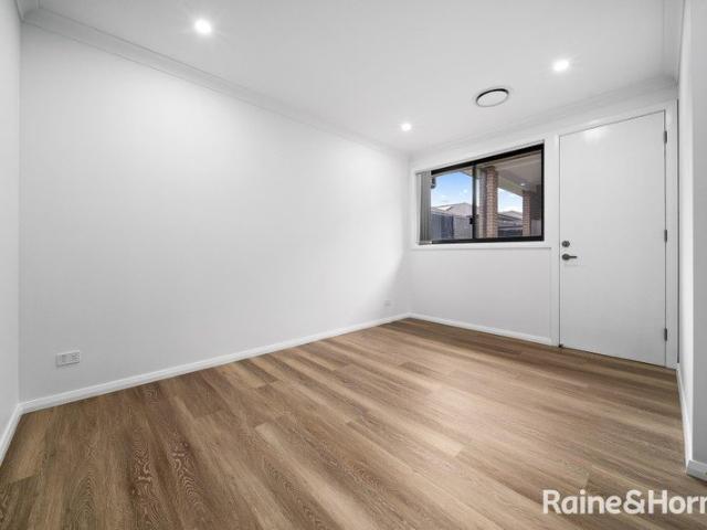 Granny Flat for rent in Claymore, Sydney
