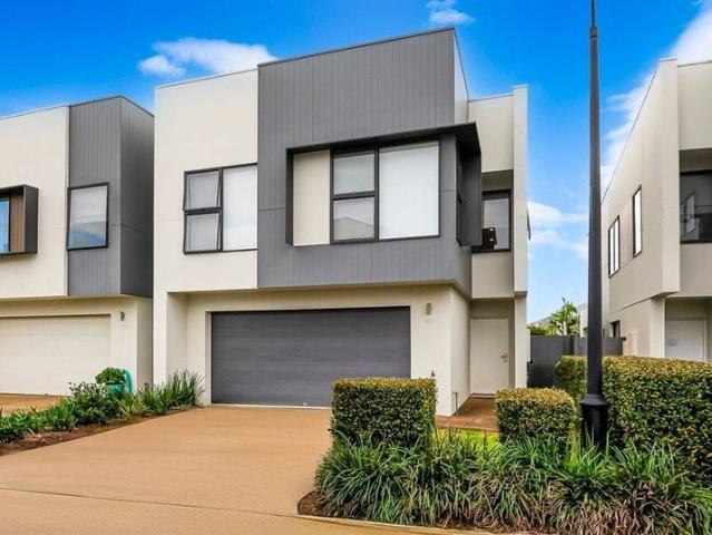 Townhouse for rent in Arundel, Gold Coast City