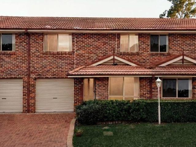 Townhouse for rent in Glenmore Park, Sydney