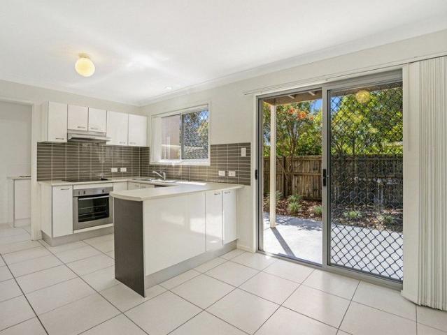 Townhouse for rent in Pacific Pines, Gold Coast City