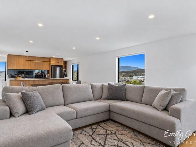 Townhouse for rent in Oakdowns, Hobart
