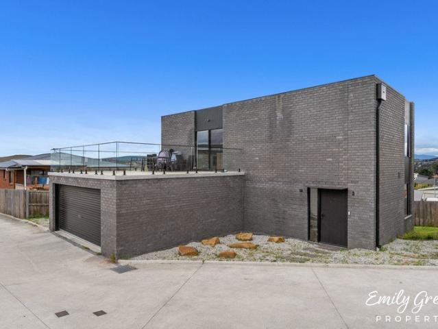 Townhouse for rent in Oakdowns, Hobart