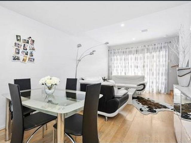Townhouse for rent in Alarah Estate, Melbourne