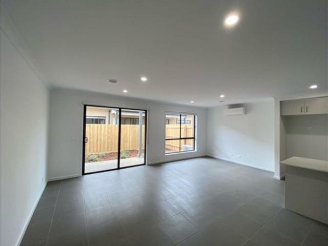 Townhouse for rent in South East Residences, Melbourne