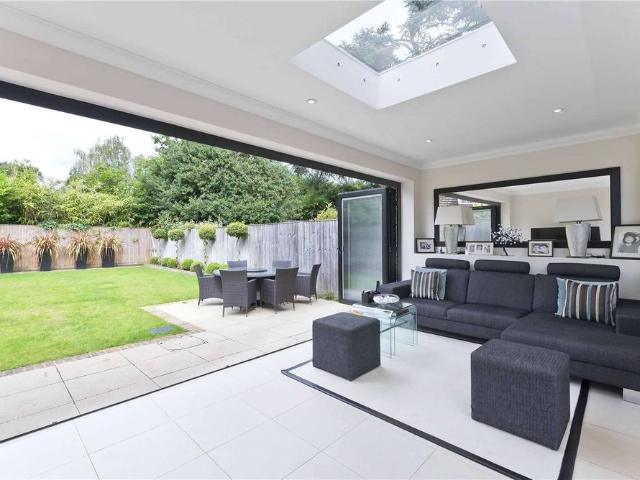 Townhouse for rent in Blackhills, Surrey