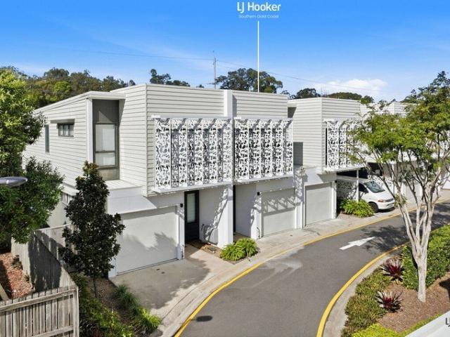 Townhouse for rent in Coombabah, Gold Coast City