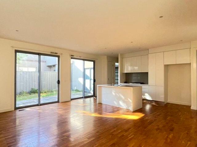 Townhouse for rent in Canterbury, Melbourne
