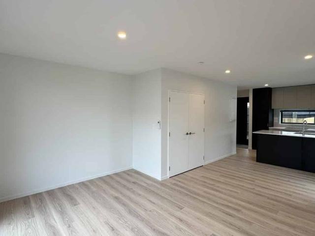 Townhouse for rent in Edgeware, Canterbury