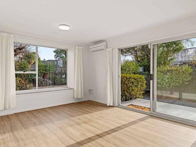Townhouse for rent in Chaslands, Canterbury