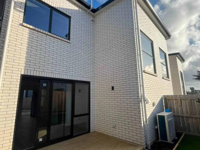 Townhouse for rent in Mount Wellington, Oroua County