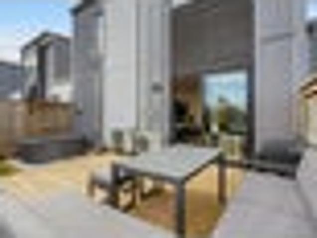 Townhouse for sale in Hamilton Lake