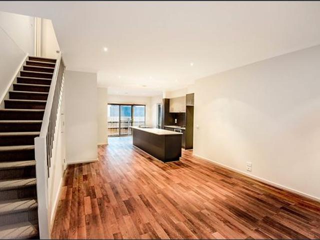 Townhouse for rent in Woodend, Victoria