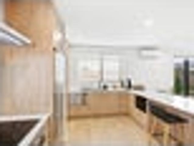 Townhouse for sale in Chaslands, Canterbury