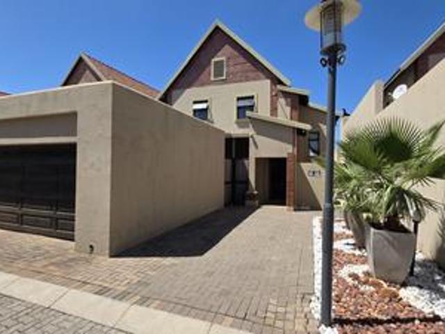 Townhouse for sale in Waterkloof, Gauteng