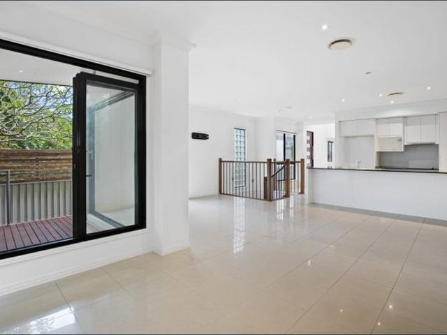 Townhouse for rent in Mermaid Beach, Gold Coast City