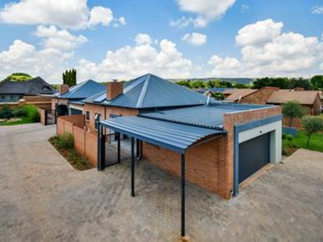 Townhouse for sale in Waterkloof, Gauteng