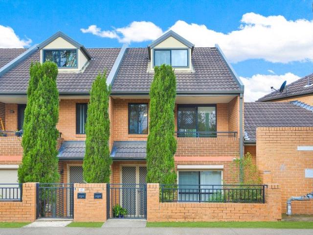 Townhouse for sale in Toongabbie, Sydney
