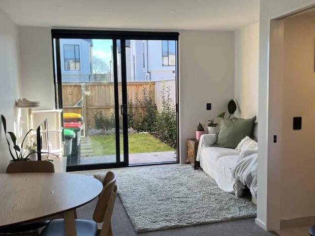 Townhouse for rent in Chaslands, Canterbury
