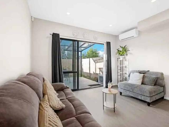 Townhouse for rent in Kelston, Oroua County