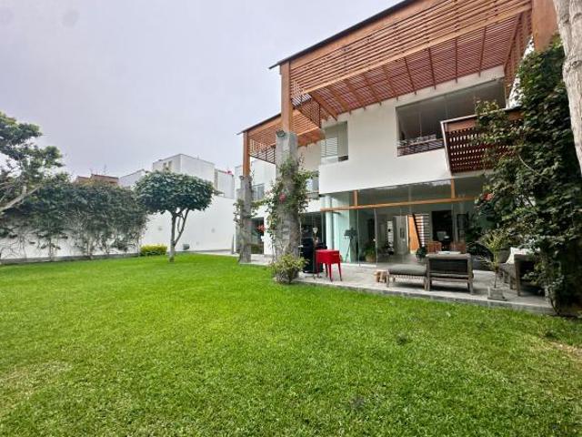 Moderna casa que combina arquitectura y acabados impecables