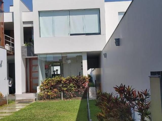 Moderna y funcional casa con amplios ambientes