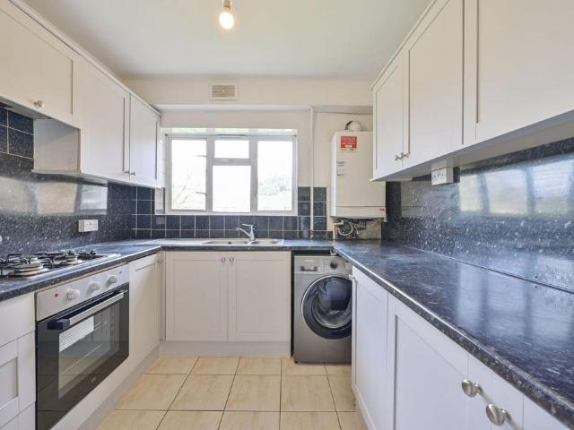Apartment for rent in London Borough of Merton, Collier's Wood