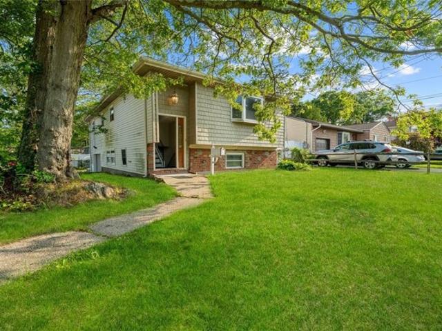House for sale in East Islip