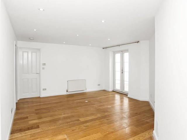 Apartment for rent in West End, Elmbridge