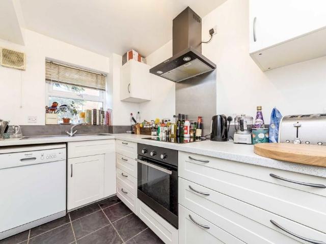 Apartment for rent in Furzedown, Greater London