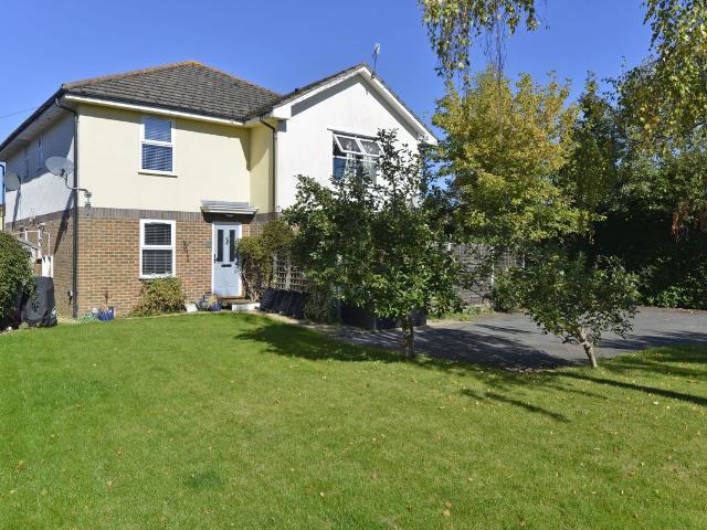 Apartment for rent in Farncombe, Waverley