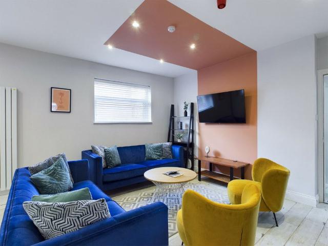 House for rent in Elm Park, Calderstones