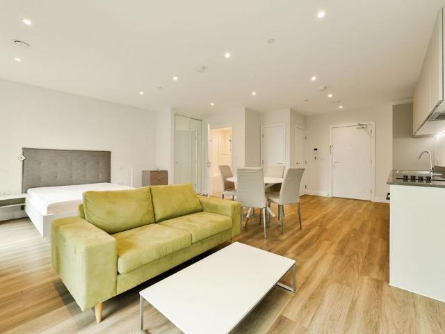 Apartment for rent in Strand-on-the-Green, Greater London