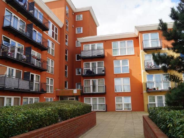 Apartment for rent in Newbury Park, Greater London