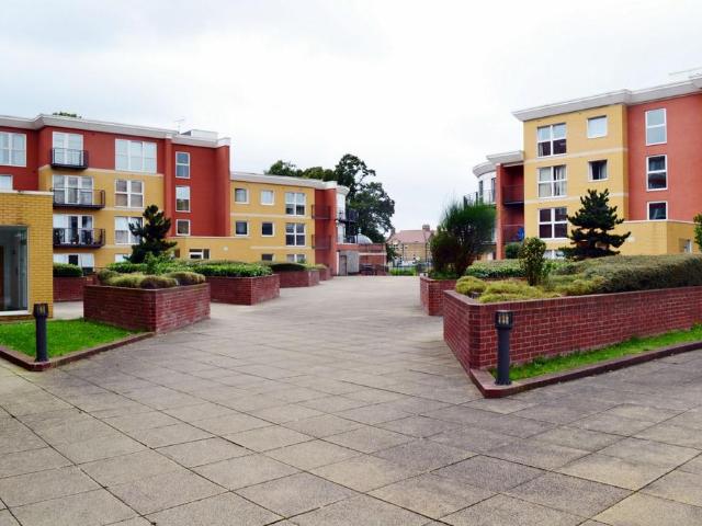 Apartment for rent in Newbury Park, Greater London