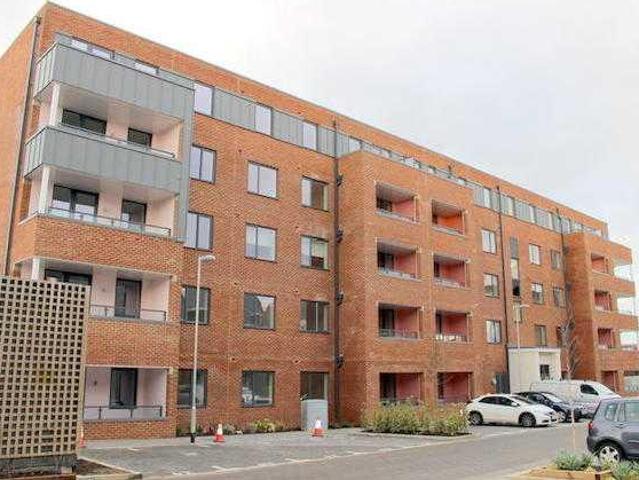 Apartment for rent in Harrow Weald, Greater London