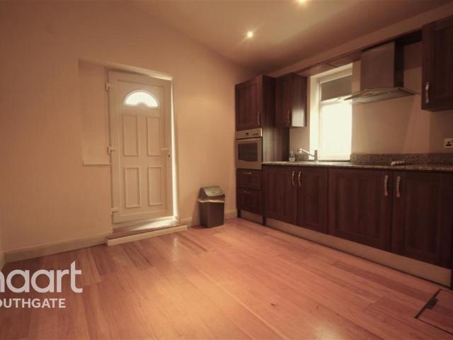 Apartment for rent in Brunswick Park, Greater London