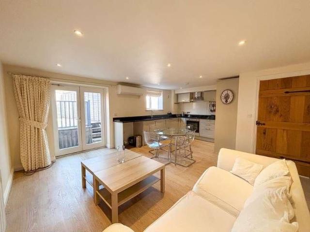 Apartment for rent in Abbey End, Green Close