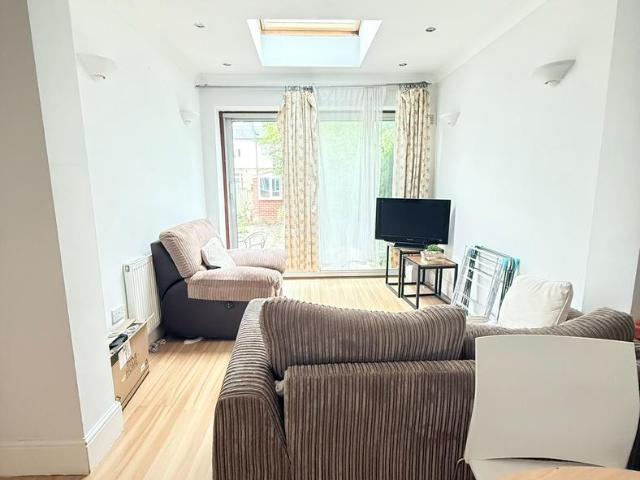 Apartment for rent in Furzedown, Greater London