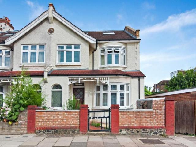Apartment for rent in Furzedown, Greater London