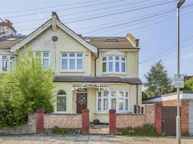 Apartment for rent in Furzedown, Greater London