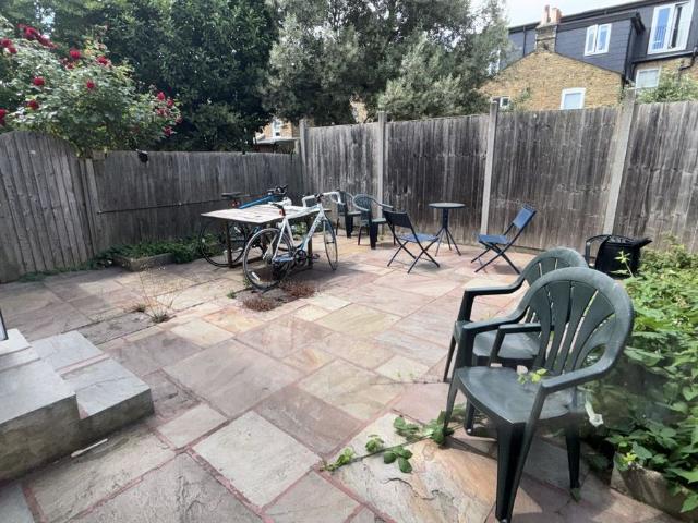 Apartment for rent in Furzedown, Greater London