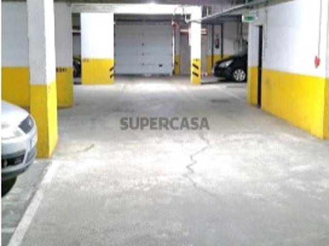 Garagem venda em Alcaniça, Almada