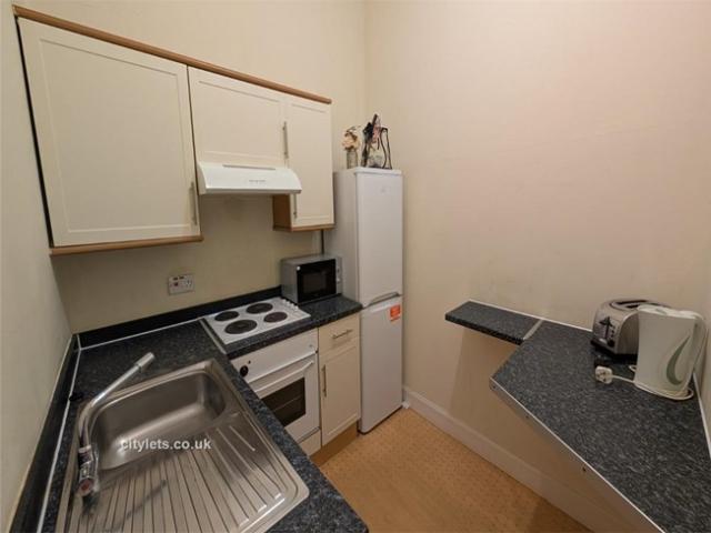 Flat for rent in Hillside, Leith
